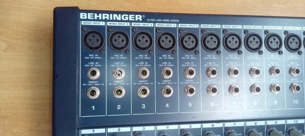 MESA DE MISTURA 24 CANAIS - Behringer Eurodesk MX2442A