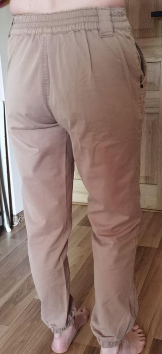 Spodnie joggery beżowe