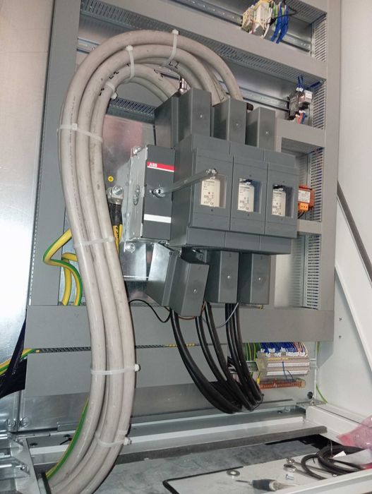 Eletricista residencial e industrial.