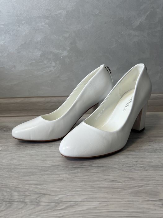 Білі класичні туфлі