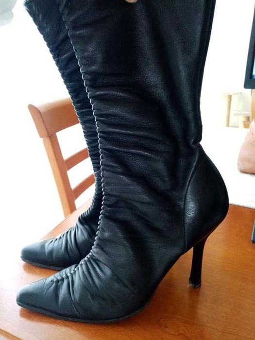 Botins em pele com arrepanhado