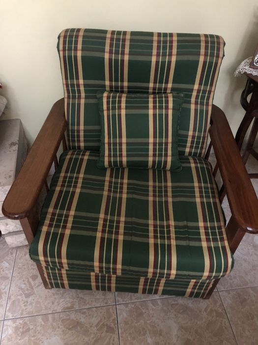 Cadeiroes em tecido e madeira