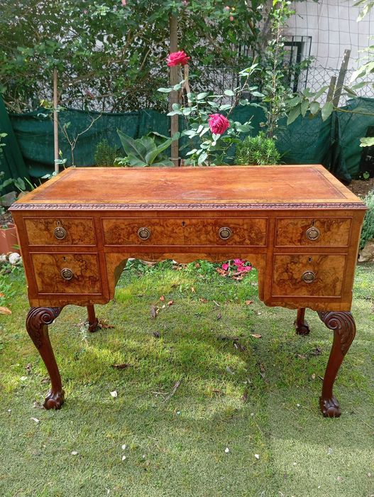 Secretaria de período Georgiano em nogueira e mogno, pés cabriolet