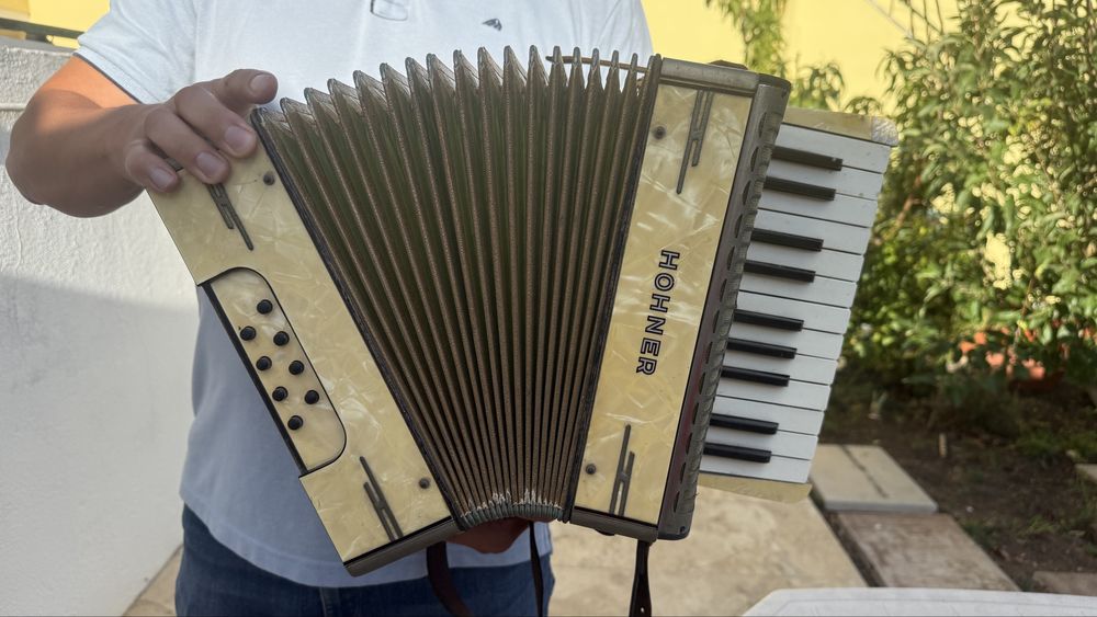 Acordeon/concertina hohner em madre perola