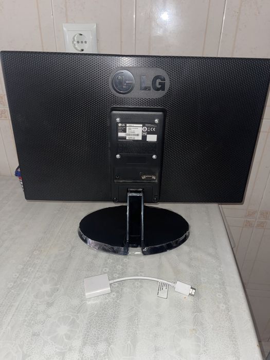 LG Monitor with Adapter64309994680323121