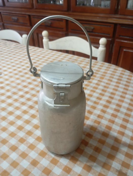 Vendo esta leiteira muita bonita bom estado
