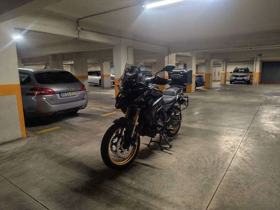 Voge 525DSX - Black Knight com 3 Malas originais