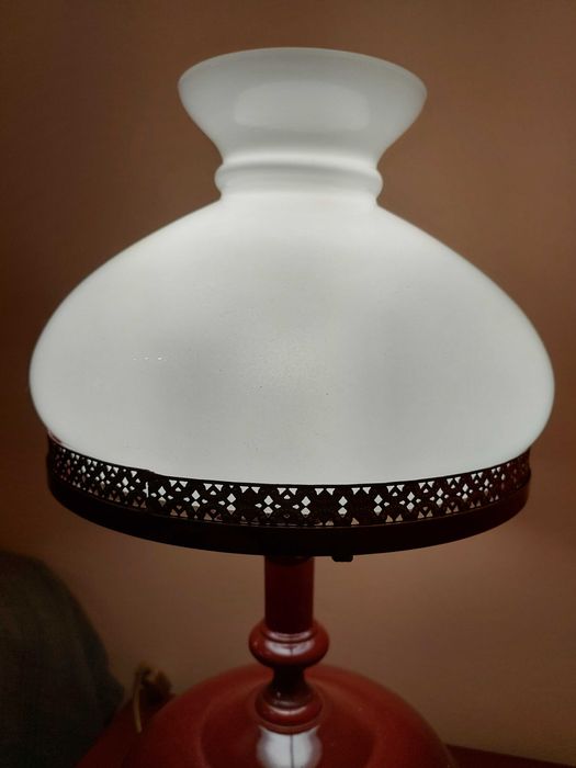 Candeeiro de mesa clássico com cúpula em vidro opalino vintage