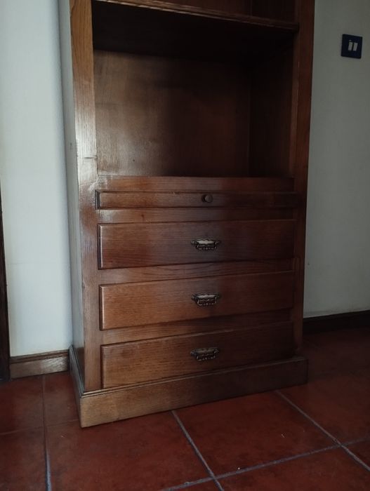 Estante em Madeira Maciça com Gavetas e Secretárias Retráteis