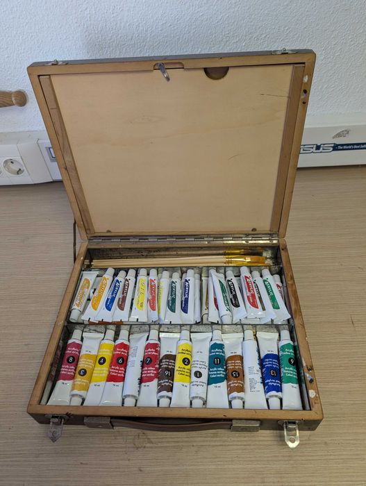 Caixa com tintas acrílicas
