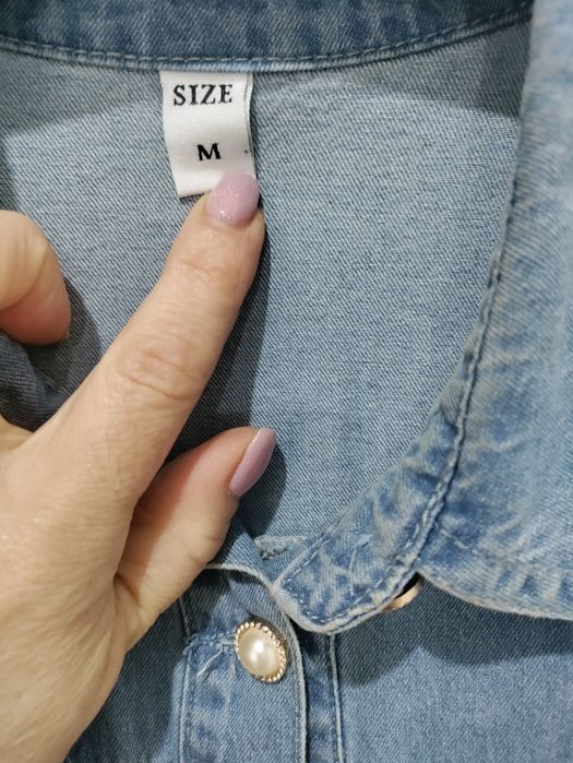 Vestido de ganga com bordado inglês