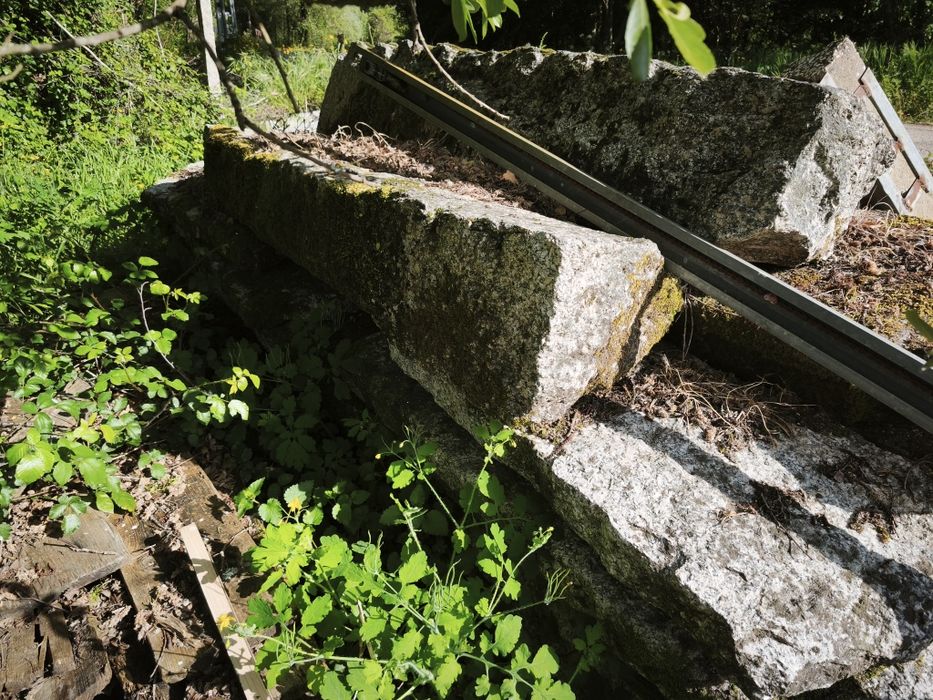 Postes e pastéis em pedra granito.