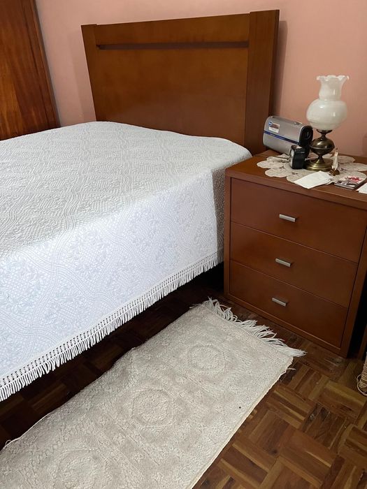 Cama de solteiro + Mesa cabeceira