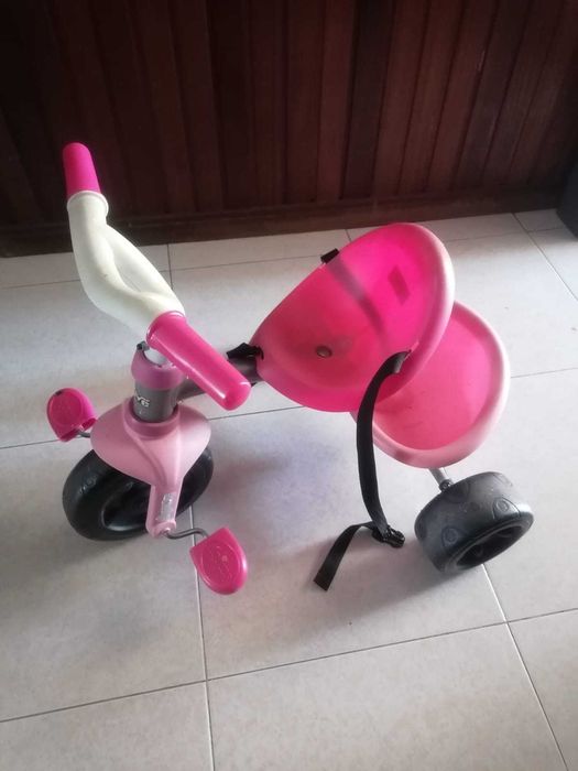 Triciclo evolutivo Rosa com mastro de direção