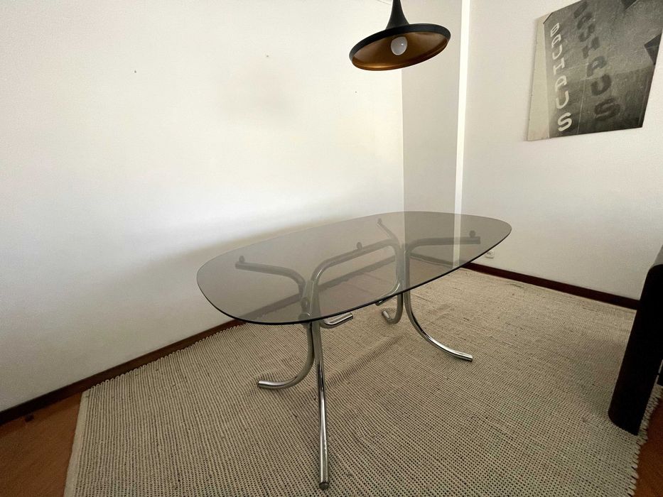 Mesa vintage - estrutura tubular com tampo de vidro