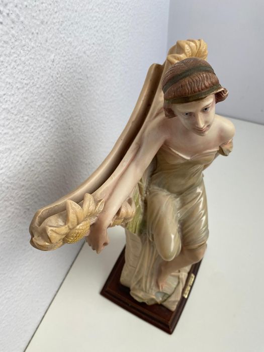 Estatueta muito antiga em marfinite