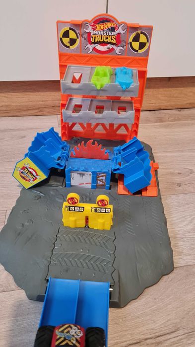 Zestaw Hot Wheels Monster Trucks Demolka na stacji