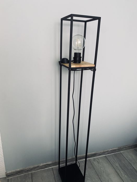 Lampa podłogowa loft industrial – metalowa, drewno z żarówką