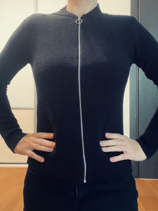 Bleser, sweterek Marie Lund. Na zamek. Dopasowany.