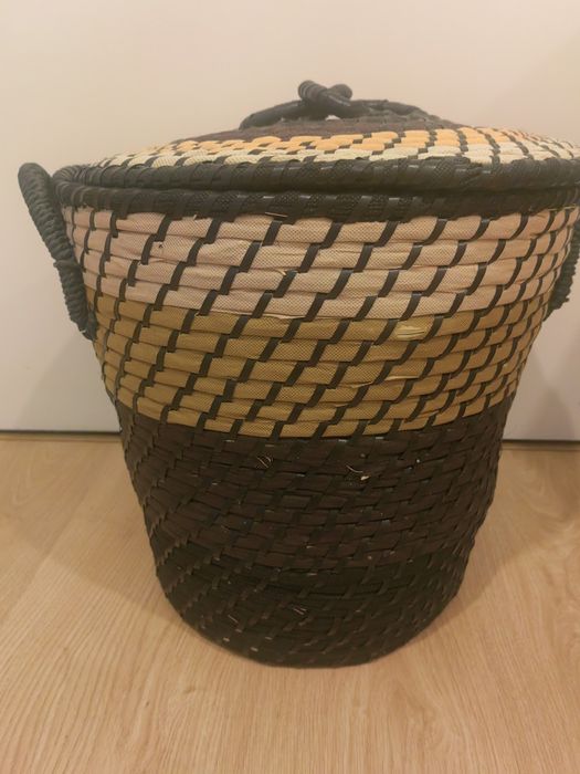 Cesto de ráfia multicolor