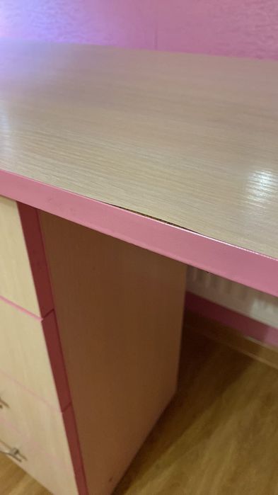 Письмовий стіл для дівчат