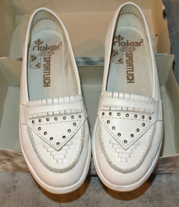 Mokasyny damskie marki Rieker w kolorze białym