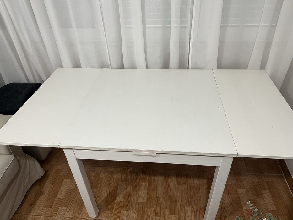 Mesa ikea extensivel com marcas de uso