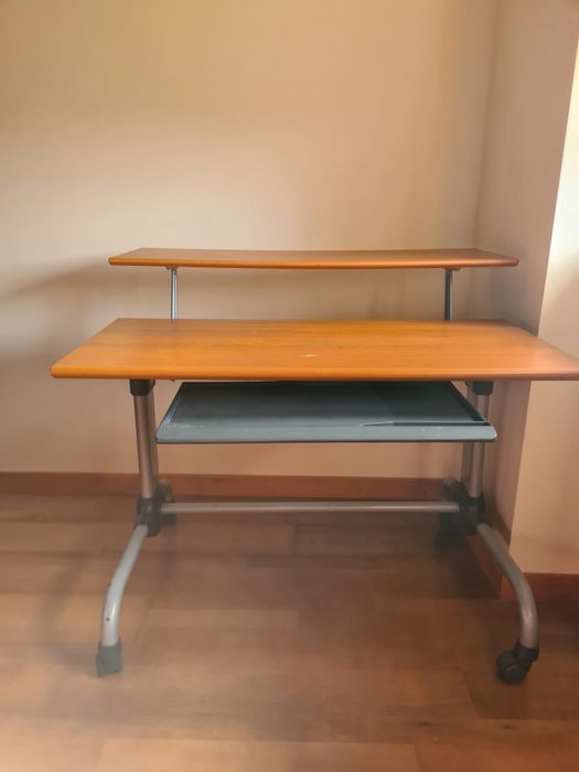 Secretária em bom estado