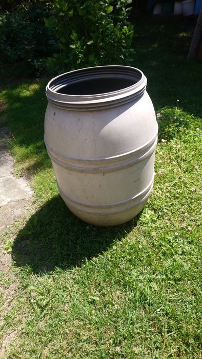 Duża beczka na deszczówkę - ok. 150 litrów. Gruby plastik.