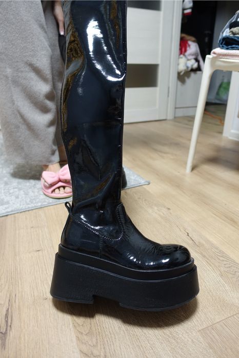 Лакові ботфорти на високій платформі MIRATON