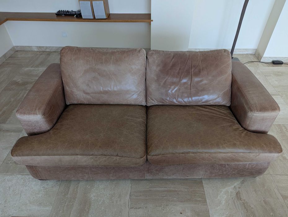 Skórzany komplet wypoczynkowy: kanapa + dwa fotele (pufa gratis)