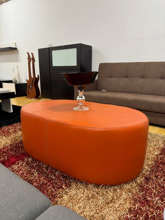 Mesa de Centro Oval Laranja (Artigo de Exposição)