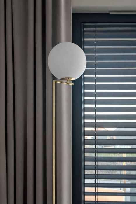 Wysoka stojaca lampa-stan bardzo dobry