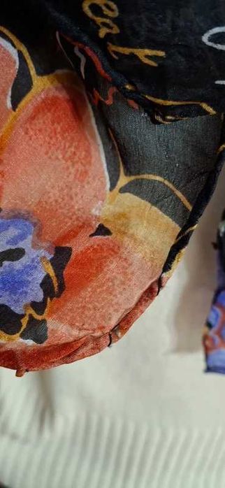 Czarna jedwabna chusta w kwiaty – 100x100 cm,