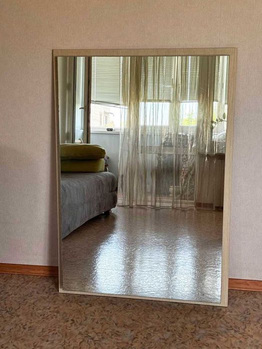 Велике настінне дзеркало