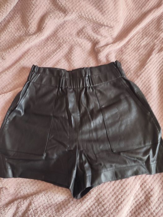 Продам женские кожаные шорты Zara
