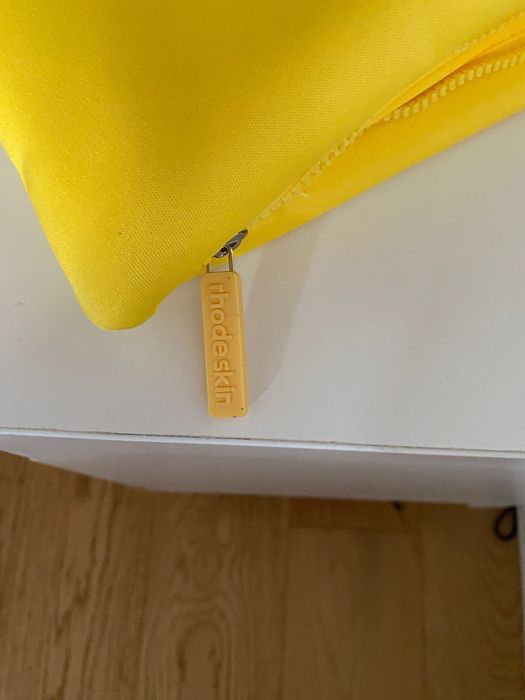 Duża Rhode Skin Puffer Case / Kosmetyczka żółta Hailey Bieber