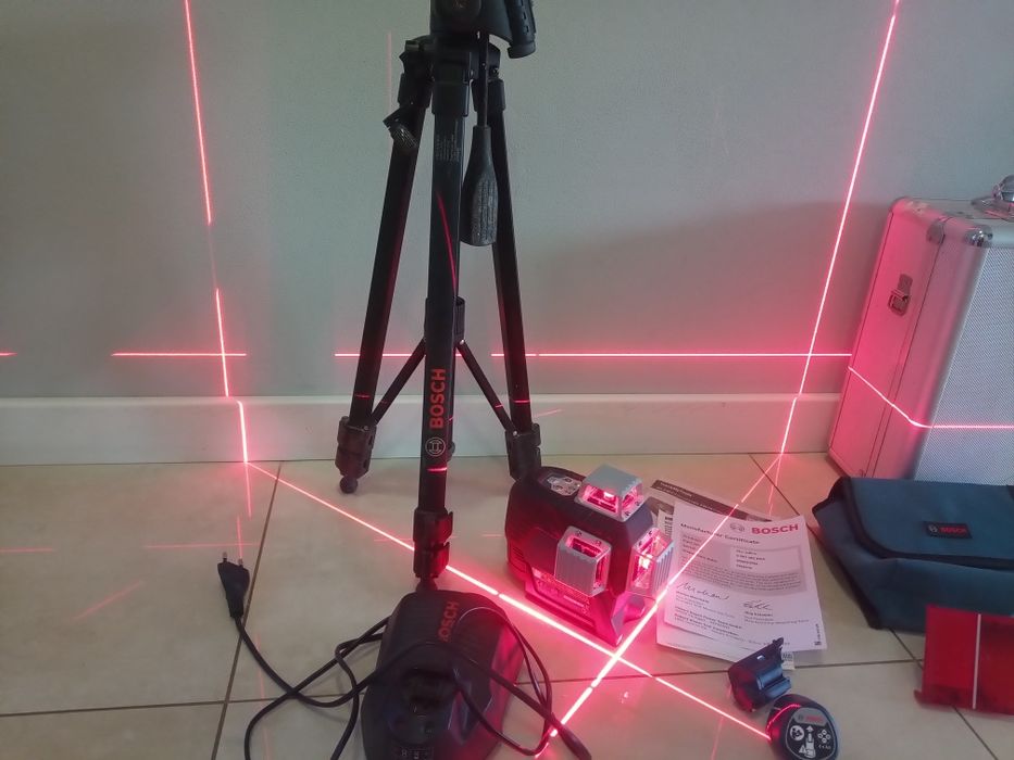 Laser Bosch GLL 3-80 C , krzyżowy ,  3x360 st. Statyw