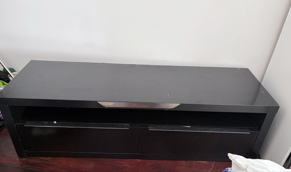 Estante de TV em bom estado