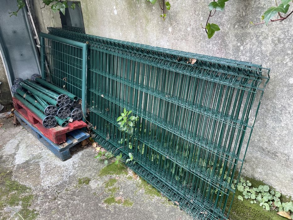 Gradeamento verde em ferro com portão