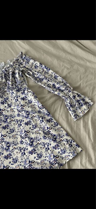 Biała sukienka w kwiaty