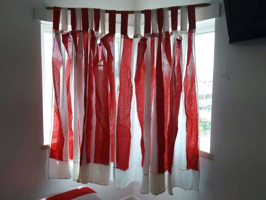 Cortinado riscas vermelho e branco