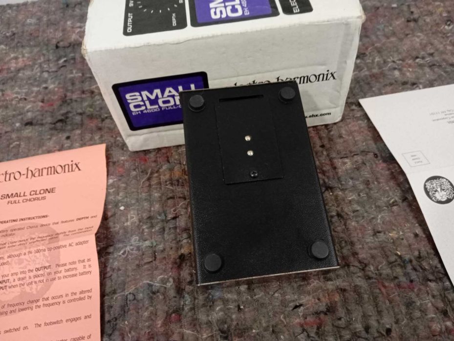 Electro-Harmonix Small Clone EH4600 Pedal efeito Chorus 90's