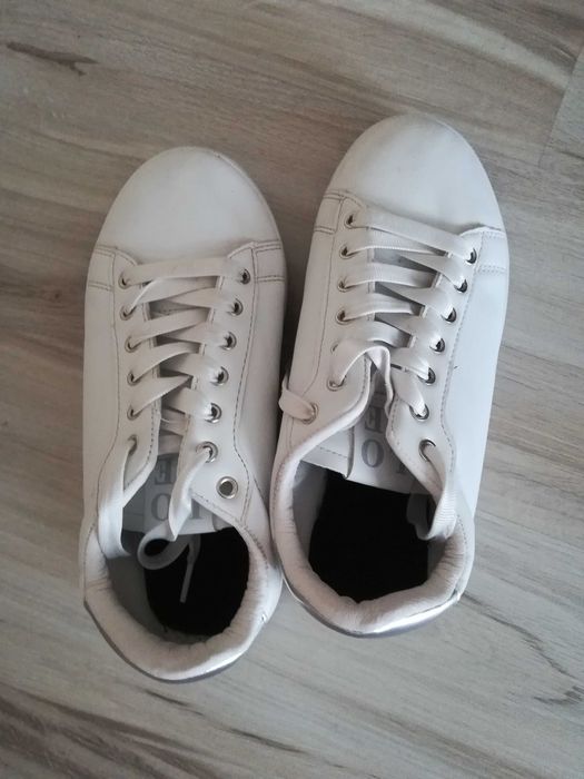 Buty na wyższym spodzie