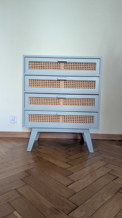 Zielona drewniana komoda z rattanowymi frontami - SKLUM