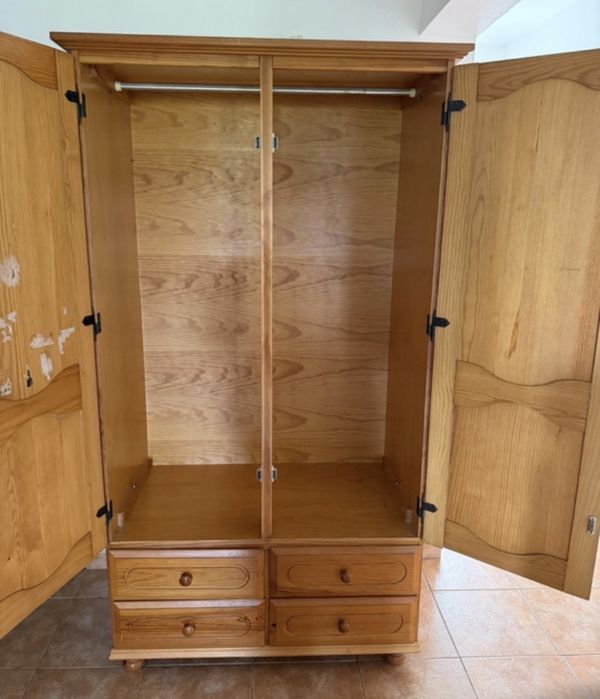 Guarda fato em bom estado