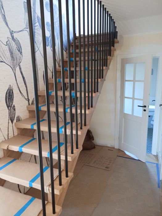 Schody drewniane na beton, samonośne, balustrady LOFT