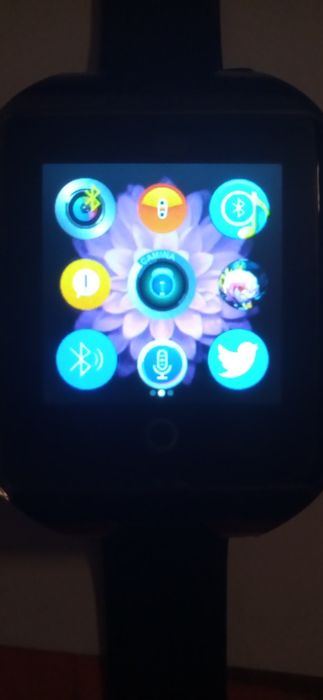 Smartwatch z wbudowanym aparatem.