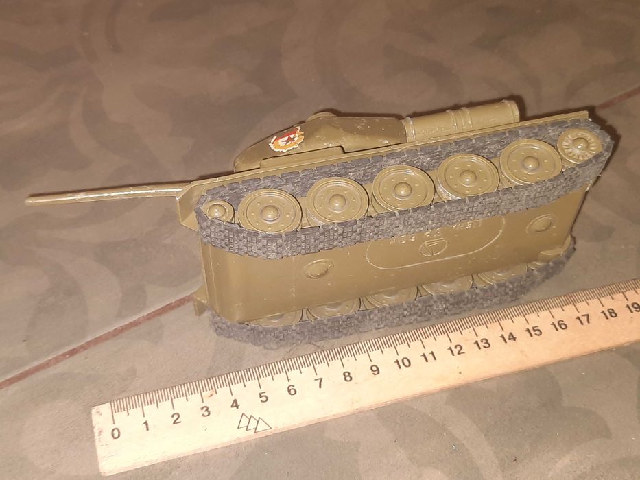 Іграшка танк Т-34 родом з СРСР
