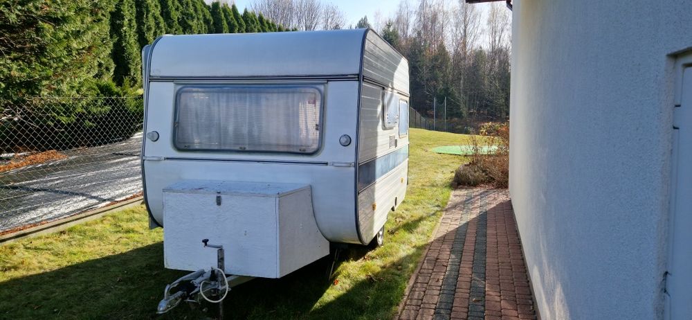 lekka DMC 750 kg przyczepa kempingowa adria 2 łóżka namiot